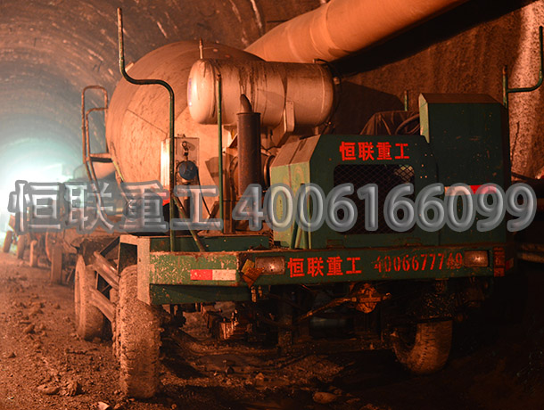 新疆烏魯木齊水泥攪拌車(chē)地鐵隧道施工圖片