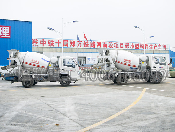 2方攪拌車(chē)在鄭萬(wàn)鐵路中鐵十局項(xiàng)目部