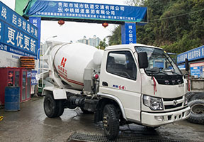 貴陽(yáng)地鐵施工用2方攪拌車(chē)。