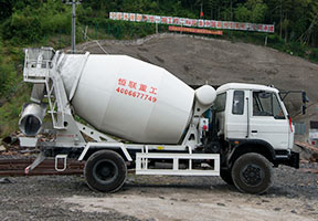 浙江引水隧道用隧道專用小型攪拌車施工。