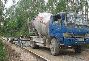 廣西貴港農(nóng)用車改裝小型攪拌車鄉(xiāng)村公路工程。